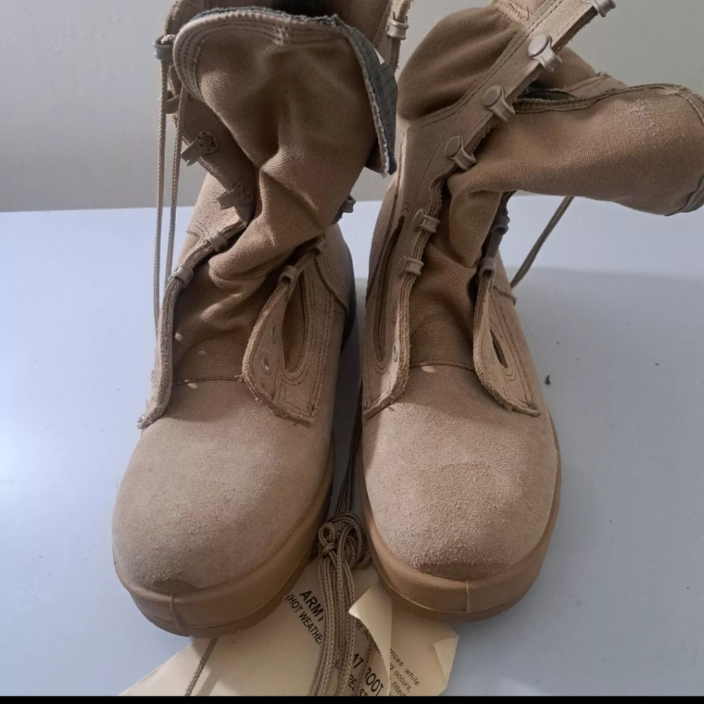 Army Combat Boots Mens USGI Wellco Hot Weather  Desert Tan Size 5 1/2 W NEW